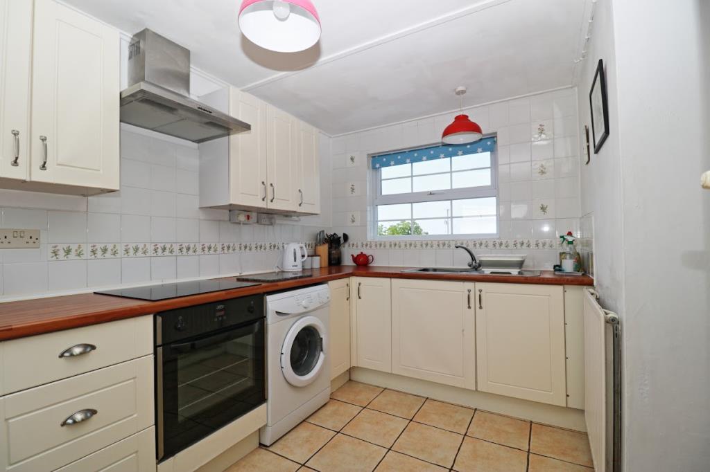 Lot: 62 - DETACHED COTTAGE WITH GARDEN, PARKING AND SEA VIEWS - Kitchen